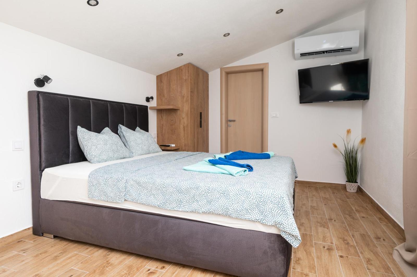Apartments Villa Monique ロゴズニッツァ エクステリア 写真